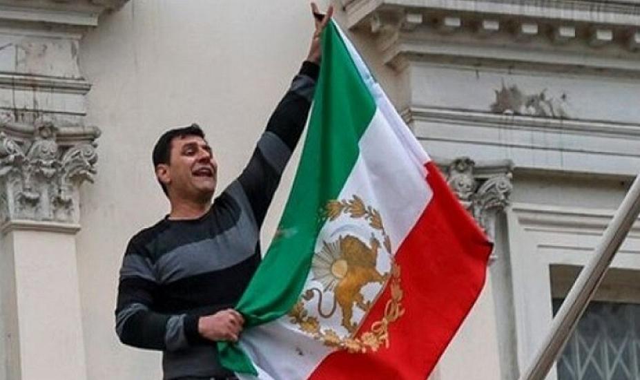 Londonda İran səfirliyinin bayrağı 