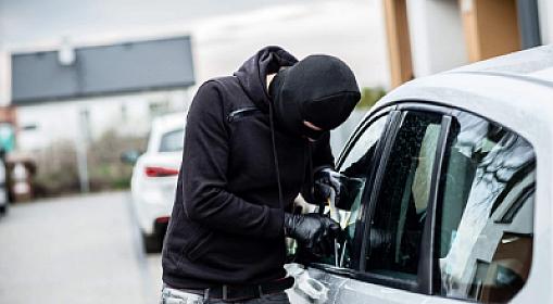 Binəqədidə maşın qaçıran şəxs 