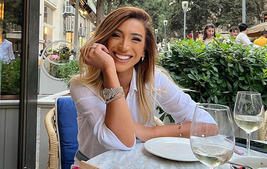 Röya bu məşhur mahnılarının sözlərini özü yazıbmış...