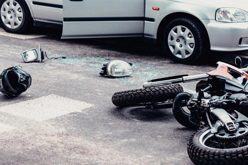 Paytaxtda motosikletlə avtomobil toqquşdu: