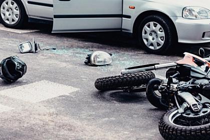 Paytaxtda motosikletlə avtomobil toqquşdu: