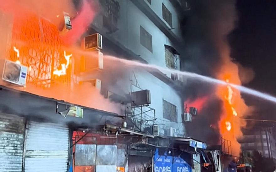 Pakistanda ticarət mərkəzində 