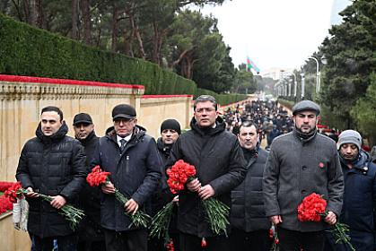 Medianın İnkişafı Agentliyinin nümayəndələri Şəhidlər xiyabanını ziyarət ediblər