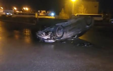 Buzlu yolda sürüşən maşın aşdı - 