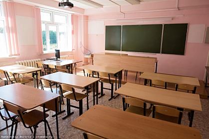 11 yaşlı qız məktəbin həyətində 