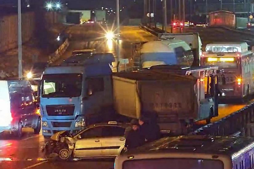 Bakıda bir yerdə eyni vaxtda üç qəza oldu -