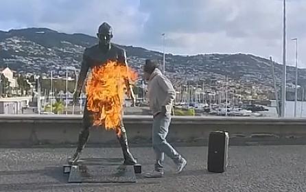 Ronaldonun heykəlini yandırdılar - 