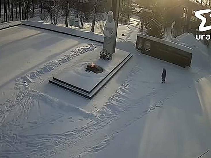 Rusiyada bir qadının Əbədi Məşəli söndürməsi gündəm oldu – 