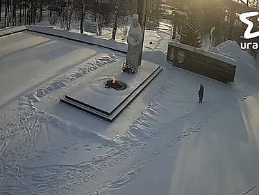 Rusiyada bir qadının Əbədi Məşəli söndürməsi gündəm oldu – 