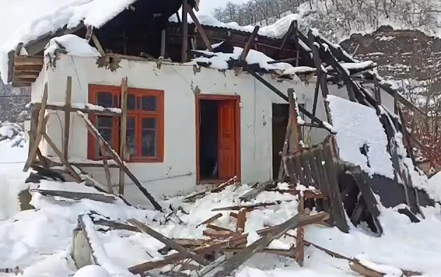 Güclü qar Lerikdə bir ailəni evsiz qoydu - 