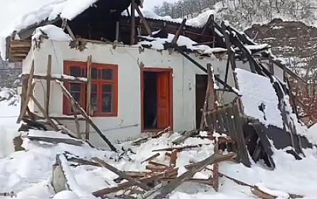 Güclü qar Lerikdə bir ailəni evsiz qoydu - 