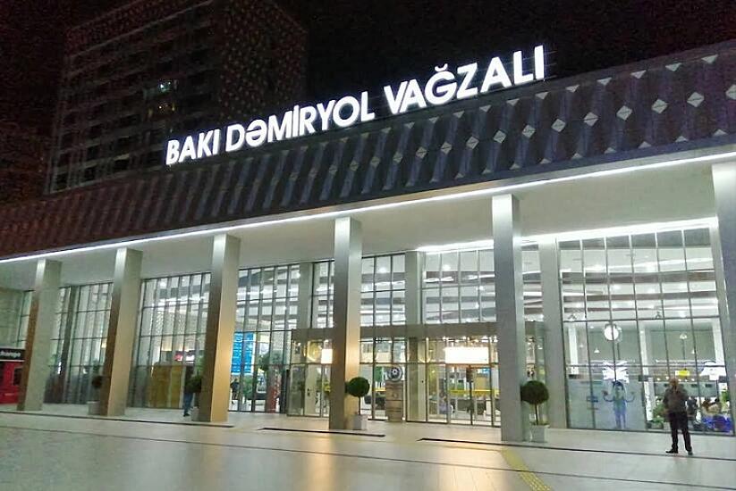 Bakı Dəmiryolu Vağzalının girişində kişi 