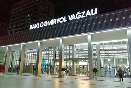 Bakı Dəmiryolu Vağzalının girişində kişi 