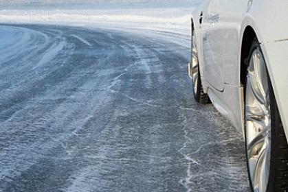 Polis buzlu yollarla bağlı