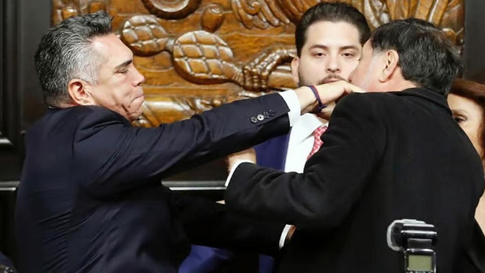 Meksikada QALMAQAL: Müxalifət lideri spikerə hücum etdi - 