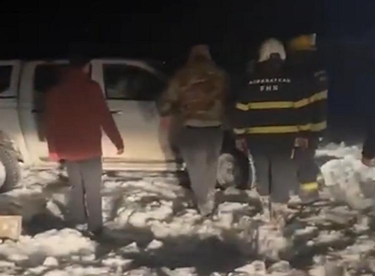 Yolların buz bağlaması nəticəsində köməksiz vəziyyətdə qalan vətəndaşların xilasedilmə 