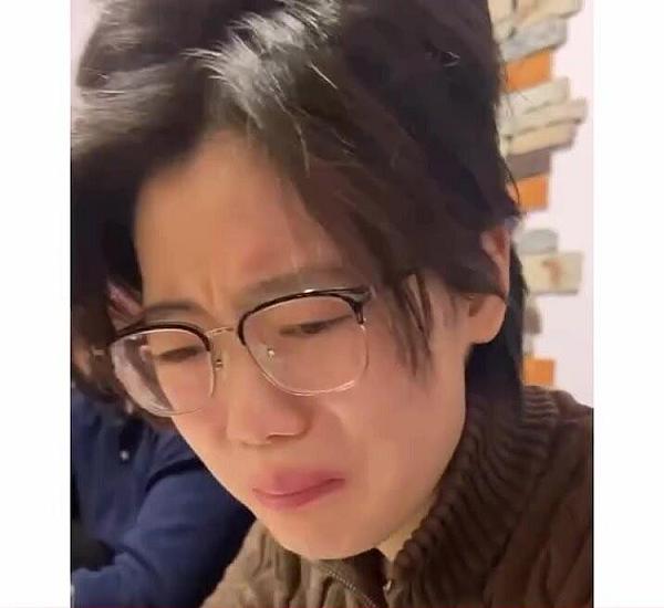 Badımcan turşusu yeyən çinli qızdan qəribə REAKSİYA - 