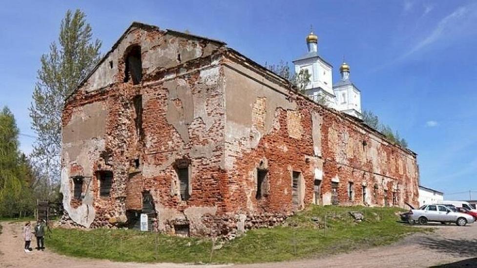 Tarixi bina 28 manata 