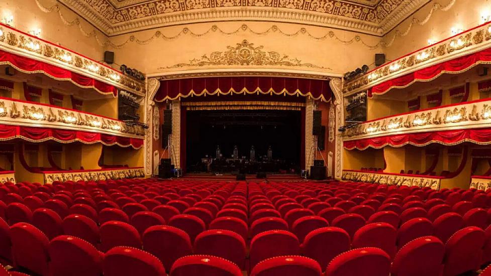 Dövlət teatrlarında baş rejissor ştatı