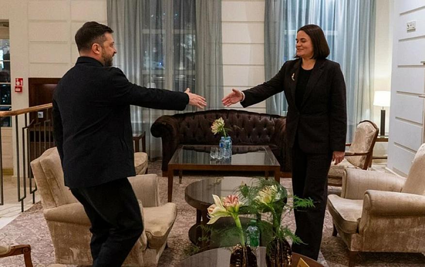 Zelenski Tixanovskaya ilə görüşdü - 