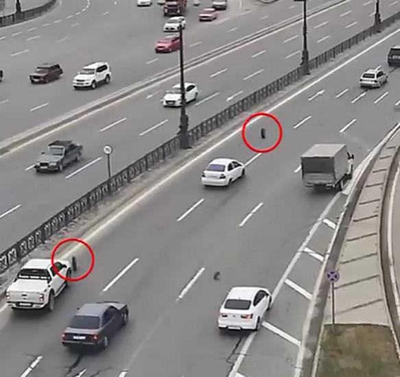 Heydər Əliyev prospektində hərəkətdə olan yük avtomobilinin təkərləri çıxdı - 