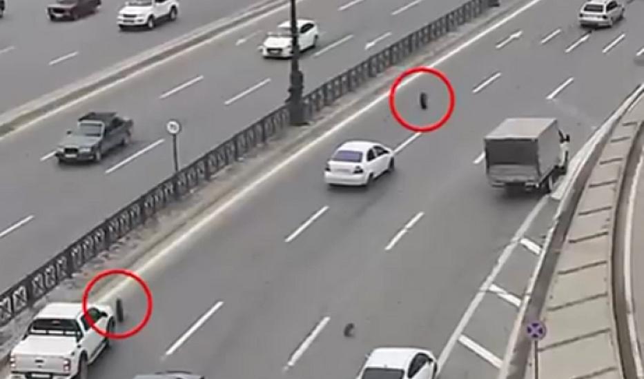 Heydər Əliyev prospektində hərəkətdə olan yük avtomobilinin təkərləri çıxdı - 