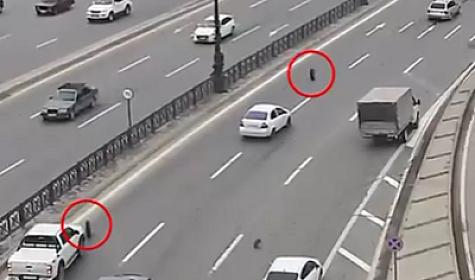 Heydər Əliyev prospektində hərəkətdə olan yük avtomobilinin təkərləri çıxdı - 