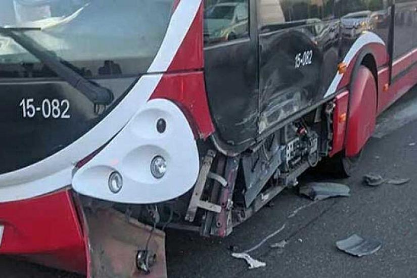 "BakuBus"ın avtobusu yük maşını ilə 