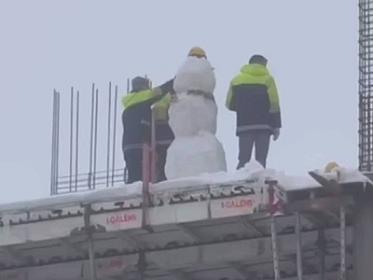 İnşaat işçiləri  “qar adam” düzəldiblər  –