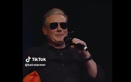 Makronu məsxərəyə qoyub 