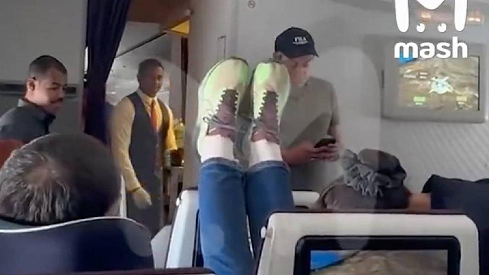 Təyyarədə sərnişinin etdikləri gündəm oldu – 