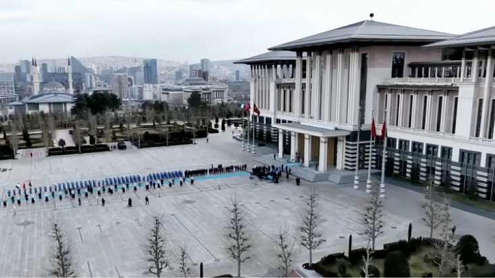 Türkiyədə səfərdə olan prezident yıxıldı -