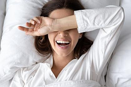 Yuxuda qışqırmaq və gülmək - 