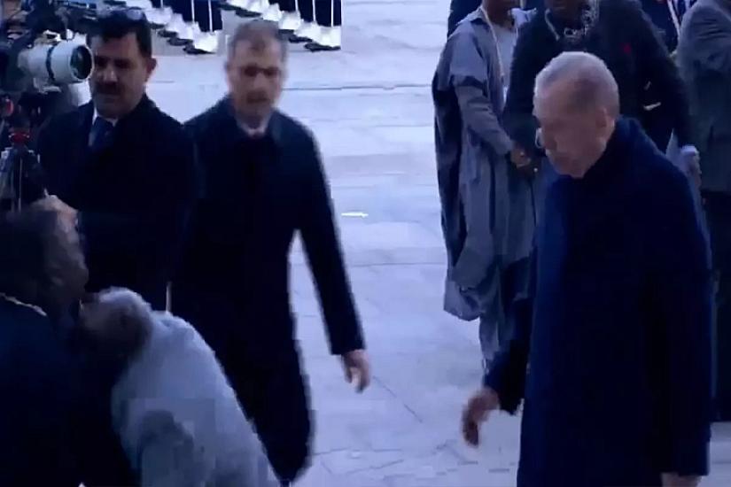 Ərdoğanın qarşıladığı həmkarı mərasim zamanı yıxıldı - 