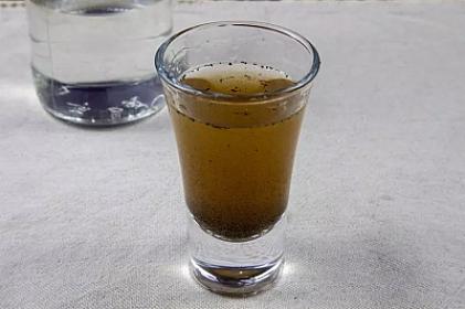 Arağa acı istiot qatıb içdi, həbs olundu -