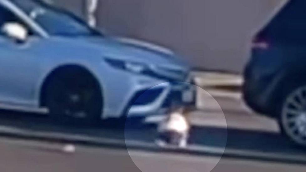 Uşaq hərəkətdə olan maşından 