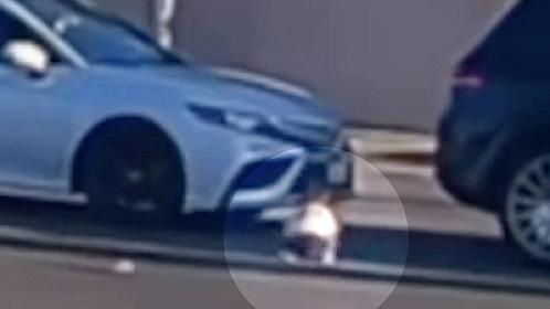 Uşaq hərəkətdə olan maşından 