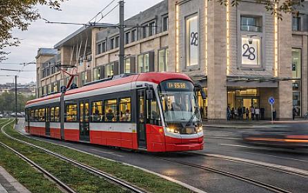 Tramvay “28 Mall”un qabağından 