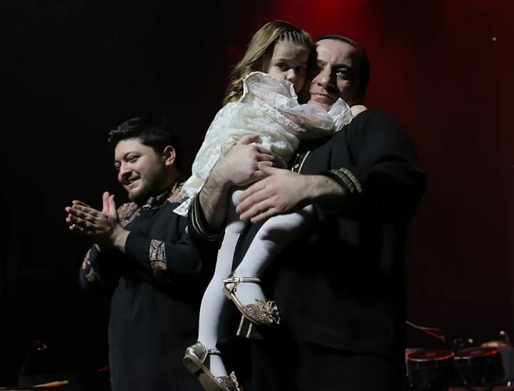 People's Artist on stage with his grandchild - PHOTO