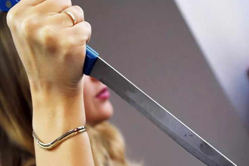 Şəxsi əşyalarına görə bacısını bıçaqlayan qıza