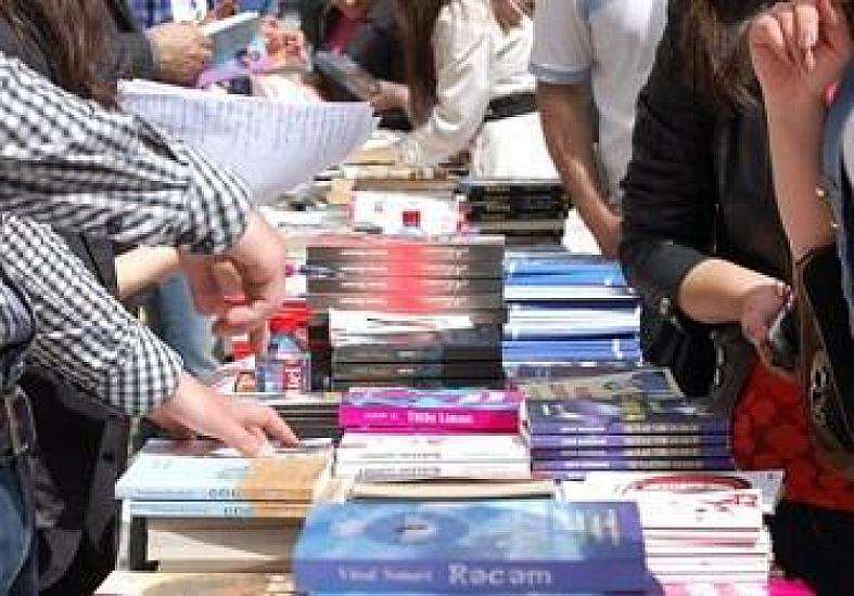 Yazıçı öz kitabını küçədə, meydanda sata bilməz -