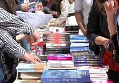 Yazıçı öz kitabını küçədə, meydanda sata bilməz -