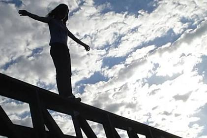 Balakəndə gənc qız tiktokdakı fotolarına görə özünü körpüdən atdı - 