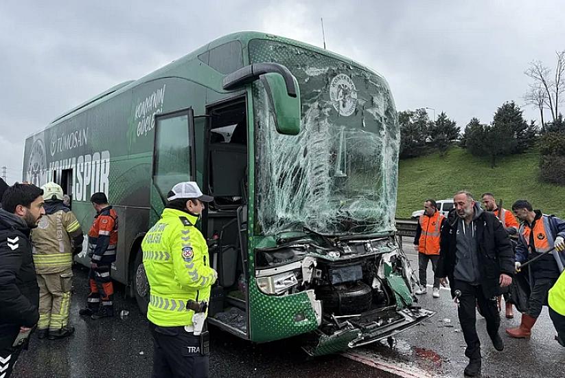 Türkiyə klubunun avtobusu qəzaya uğrayıb, iki futbolçu xəsarət alıb