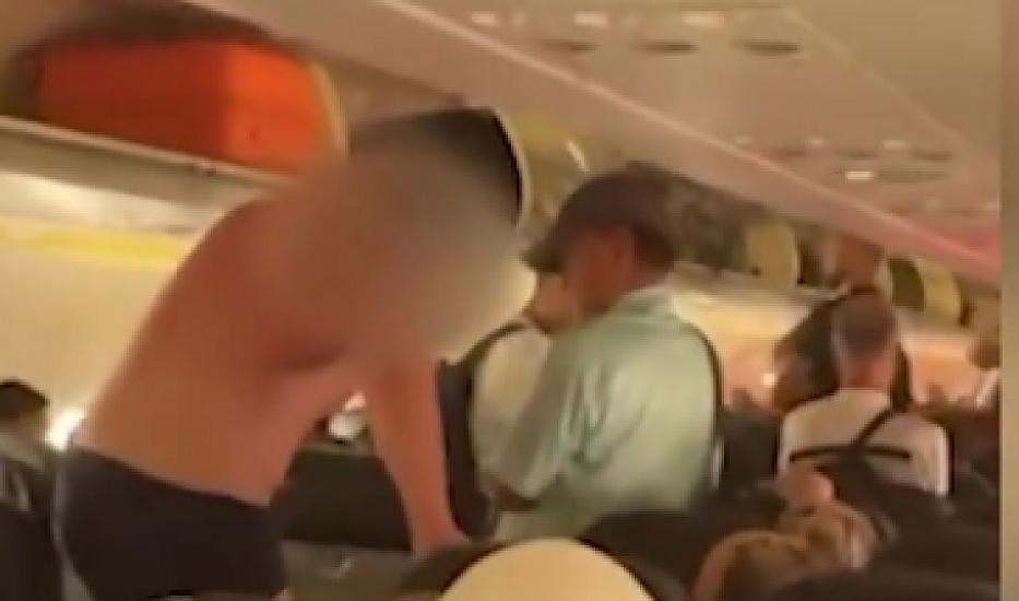 Sərnişin soyunub təyyarədən tullanmağa cəhd etdi - 