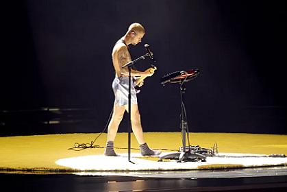 Castin Biber 4 ildən sonra səhnəyə 