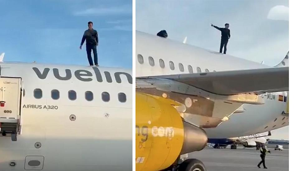 Təyyarənin üstünə ayaqyalın çıxdı –