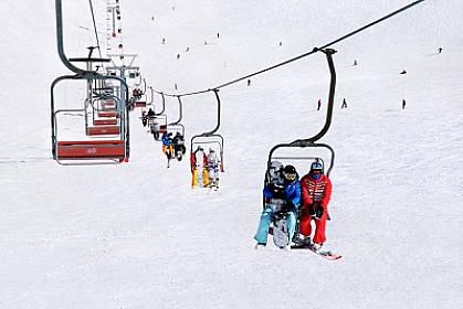 FACİƏ: Kanatda asılmış vəzyyətdə qalan 