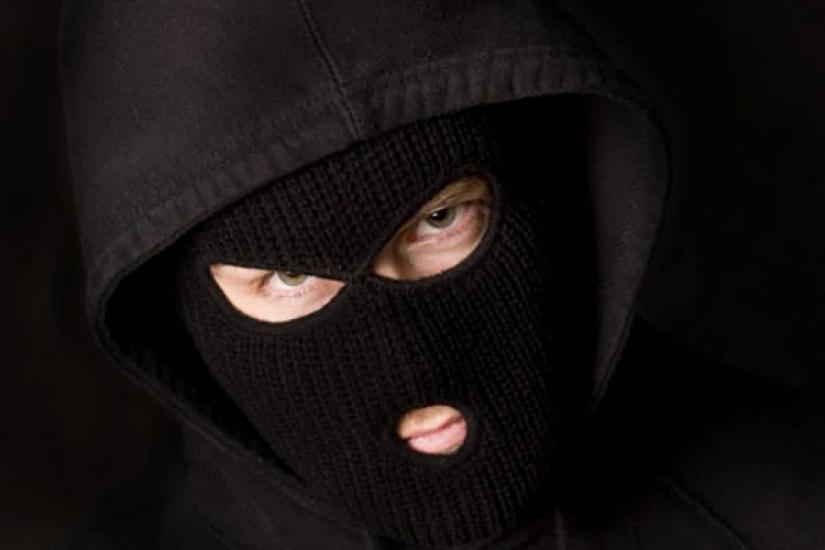 Ucarda mağazanı qarət edən qara maskalılar 