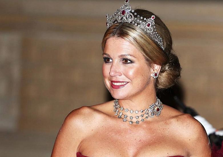 Kraliça hərbi xidmətə 